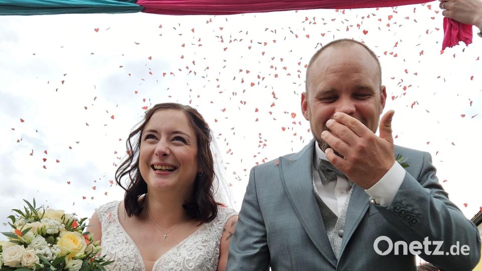 Für die Frischvermählten Tobias und Julia regnete es Herzen aus einer Kanone. Bild: Gabriele Buchbinder