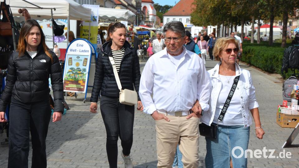 Bummel über den Tirschenreuther Marktplatz und dies bei schönstem Wetter. Bild: jr