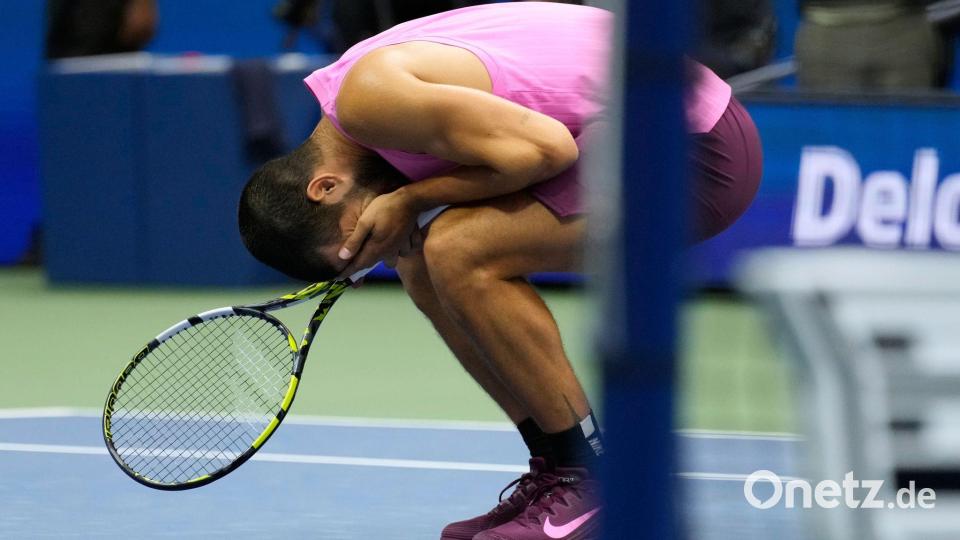 Nach dem verwandelten Matchball wurde Alcaraz emotional. Bild: Seth Wenig/AP/dpa