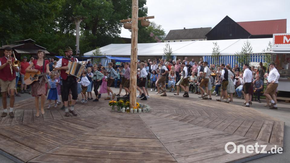 Einmarsch um den erstmals richtigen Kirwabaum: Angeführt von den Baiers als musikalische Taktgeber, dann die Kinder und schließlich die Kirwapaare. Bild: fz