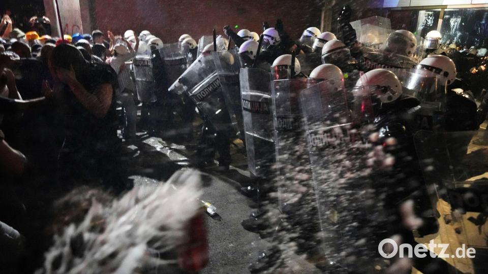 Die serbische Polizei ging am Campus der Uni Novi Sad mit großer Härte gegen demonstrierende Bürger vor. (Archivbild) Bild: Darko Vojinovic/AP/dpa