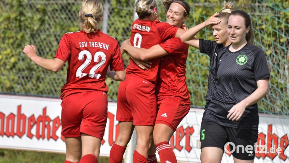 Nadja Helleder (3. von rechts) vom TSV Theuern wird nach ihrem Tor zum 1:0 von ihren Mannschaftskameradinnen beglückwünscht. Bild: Hubert Ziegler