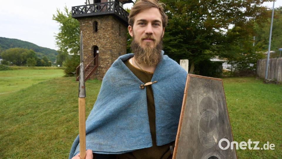 Finnian Garvey steht vor dem Limesturm Nr. 1 und will in germanischer Kriegerausrüstung die 748 Kilometer lange Strecke des Deutschen Limes-Wanderwegs zurücklegen. Garvey plant im Schnitt etwa 20 Kilometer pro Tag zu gehen. Doch Wetter, Gelände oder unvorhersehbare Hindernisse können für Tempo und Routenverlauf entscheidend sein. Sein Ziel: die Strecke so schnell wie möglich zu meistern – ohne moderne Hilfsmittel. (zu dpa: «Mit Schild &amp; Speer: Mann will 750 Limes-Kilometer wandern») Bild: Thomas Frey