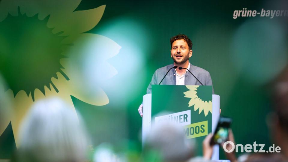 Für seinen Auftritt in Niederbayern kaufte sich Grünen-Chef Banaszak eigenes einen bayerischen Janker. Bild: Lukas Barth/dpa