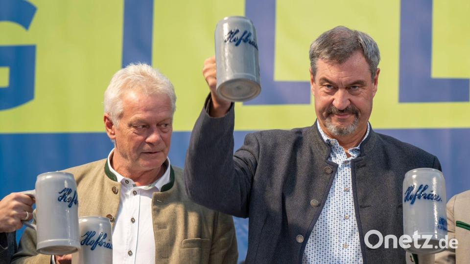 Im Festzelt auf dem Gillamoos-Volksfest wiederholte CSU-Chef Söder (rechts, neben Alois Rainer) seine Forderungen zur Reform des Bürgergeldes und der Einführung einer Wehrpflicht. Bild: Peter Kneffel/dpa