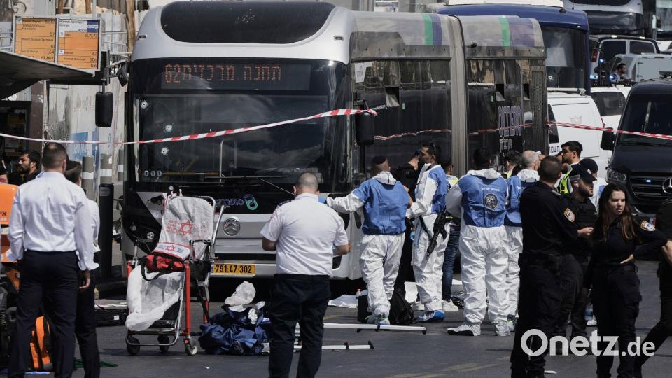 Rettungskräfte am Ort eines Anschlags, bei dem in Jerusalem mehrere Menschen getötet wurden. Bild: Mahmoud Illean/AP/dpa