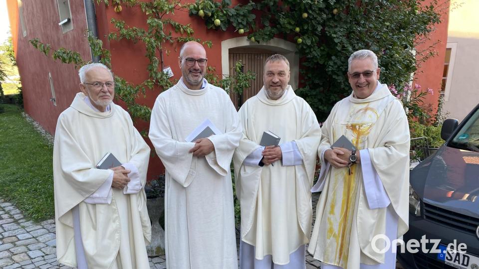 Den Einführungsgottesdienst für den neuen Gemeindereferenten Thomas Kern (Zweiter von links) zelebrierte Stadtpfarrer Hannes Lorenz (rechts) mit Pater Vinzenz (Zweiter von rechts) und Ruhestandspfarrer Gottfried Rottner (links). Bild: aub