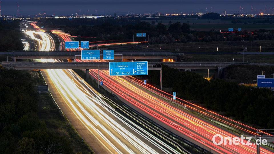Zahlreiche Autos fahren über die A14 am Flughafen Leipzig/Halle. (Aufnahme mit Langzeitbelichtung) Bild: Jennifer Brückner/dpa