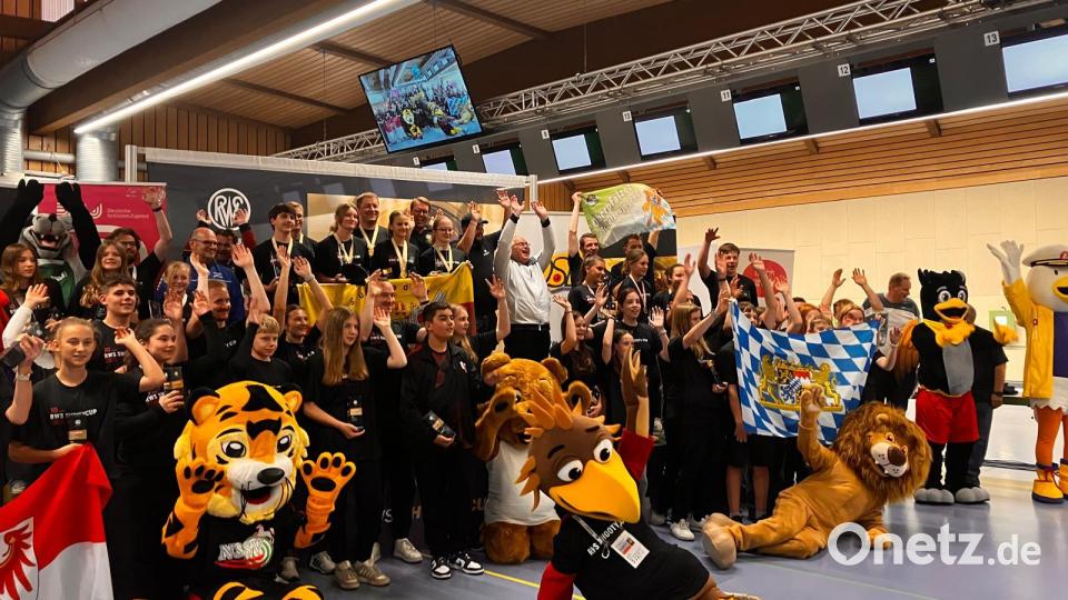 Bei der Siegerehrung mit allen Teams, welche in Finale eingezogen sind. Bild: rwo