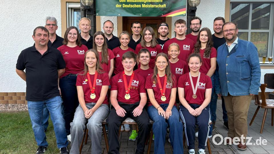 Die Medaillengewinner und Teilnehmer der Deutschen Meisterschaften mit ihren Trainern und Bürgermeister Hans Walter beim Empfang in Kastl Bild: rwo