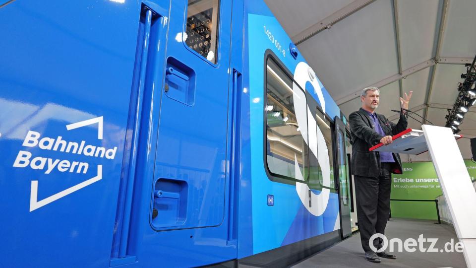 Verziert ist die neue S-Bahn außen mit Rautenmuster und weiß-blauem Design. Bild: Uwe Lein/dpa