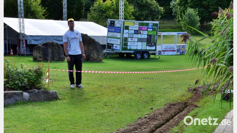 Patrick Schedl hat zusammen mit seinem Vater einen langen Graben für die Installation der neuen Überwachungskameras angelegt. Bild: hdk