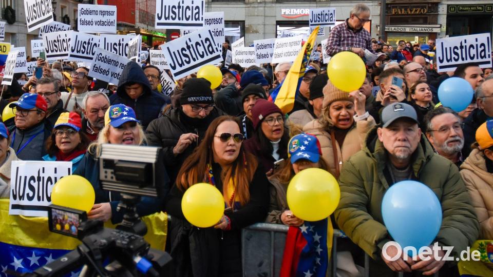 Die Venezolaner stimmen mit den Füßen ab. Millionen von Menschen haben das südamerikanische Land seit dem Amtsantritt von Präsident Maduro verlassen. (Archivbild) Bild: Richard Zubelzu/ZUMA Press Wire/dpa