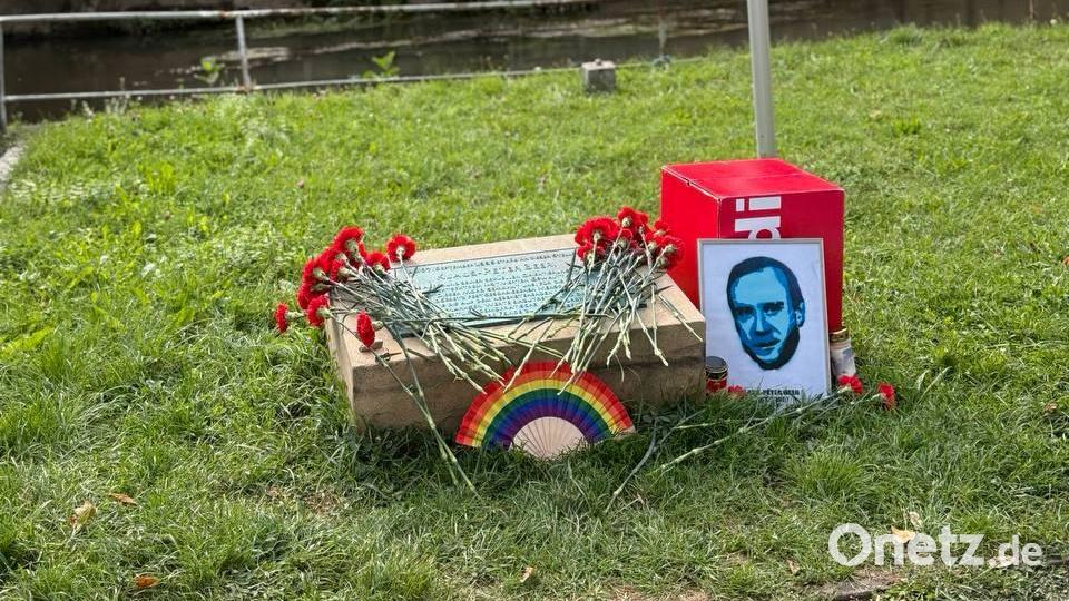 Teilnehmer der Kundgebung legen Blumen am Gedenkstein für Klaus-Peter Beer nieder. Bild: Stefan Dietl/exb