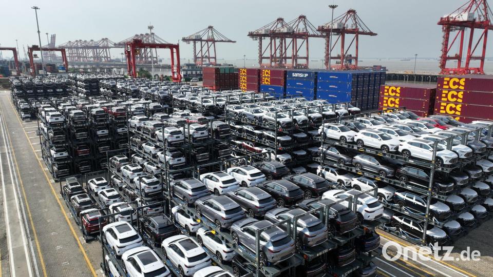 Chinesische Elektro- und Hybridautos für den Export. Die Stromer werden von der EU mit Zöllen belegt. (Archivbild) Bild: XinHua/dpa
