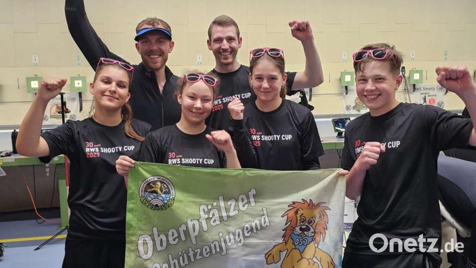 Die Enttäuschung um den verpassten Sieg im Shooty-Cup war schnell verflogen, am Ende überwog die Freude über den 3. Platz. Die Jungschützen Lucie Leistner, Fiona Merkl, Jana Stahl und Nico Schürger (vorne von links) sowie die Nationalkaderschützen Maximilian Dallinger und Andreas Köppl (hinten von links). Bild: rwo