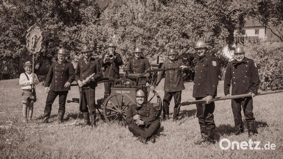 Die Feuerwehr Löschwitz präsentiert den Erntedankzug-Besuchern in Kastl eine Handdruckspritze, mit der anno dazumal Brände gelöscht werden mussten. Bild: hwk