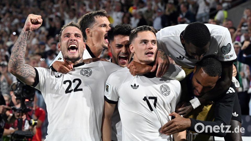 Deutschlands Spieler jubeln nach dem 3:1 von Florian Wirtz (Nr. 17). Bild: Federico Gambarini/dpa