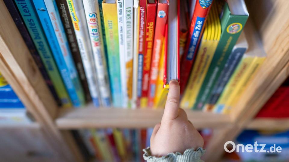 Die Stiftung Lesen bietet kostenfreie Materialien und Projekte zum Lesen und Vorlesen für Kinder. (Symbolbild) Bild: Hendrik Schmidt/dpa