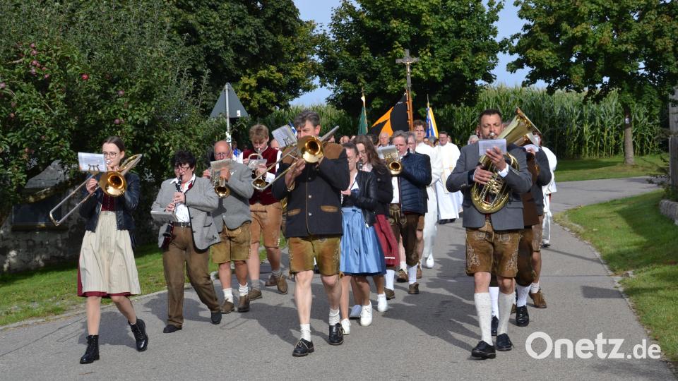 Auch die Moosbacher Musikanten spielten auf der anderen Seite die Gläubigen zur Dorfkapelle unter den Kastanienbaum. Bild: gi