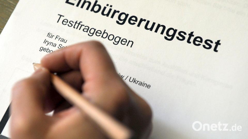 Erfolgreich absolvierte Sprachtests werden nicht nur für die Einbürgerung verlangt, sondern in vielen Fällen auch für den Familiennachzug. (Symbolbild) Bild: Uli Deck/dpa