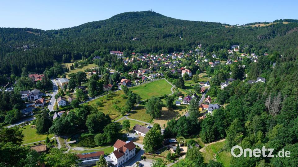 Zittauer Gebirge: Blick von der Festung und dem Kloster Oybin auf den gleichnamigen Kurort an der Grenze zu Tschechien und Polen, im Hintergrund ist der Hochwald zu sehen. (Archivbild) Bild: Robert Michael/dpa