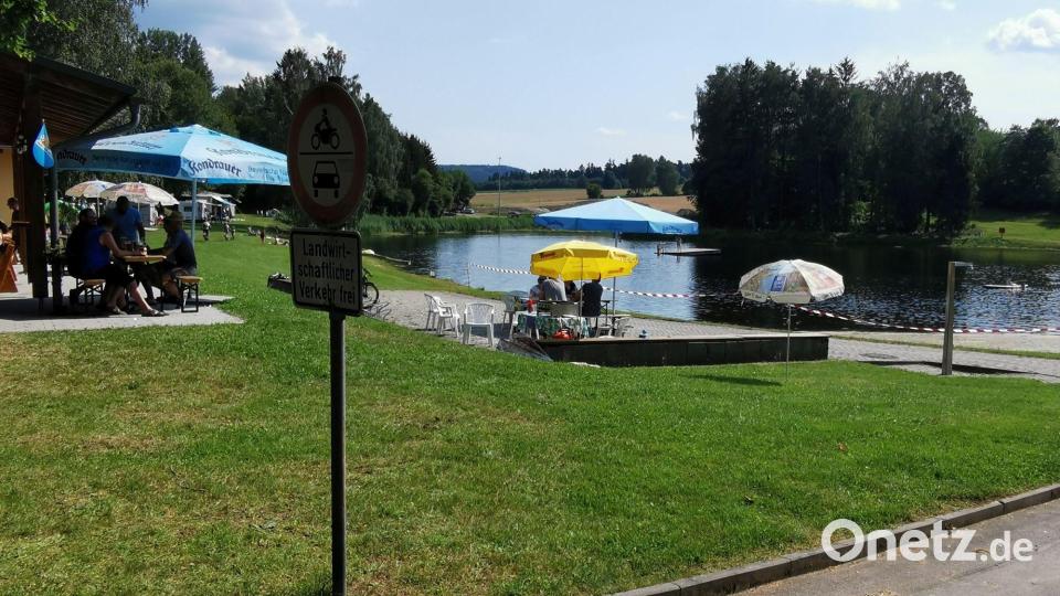 Nach den sehenswerten Einblicken in die Geschichte gabs am Kiosk flüssige und kulinarische Kost. Bild: gz