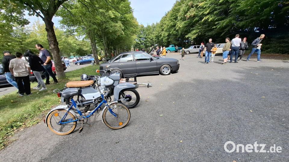 In den Reihen der Oldtimer standen auch ein altes Fahrrad, ein Zweirad der Marke Simson und ein Anhänger. Bild: gz