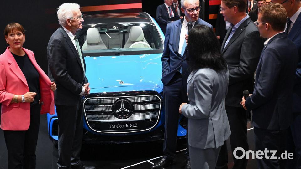 Bundeskanzler Friedrich Merz am Stand von Mercedes-Benz. Bild: Sven Hoppe/dpa