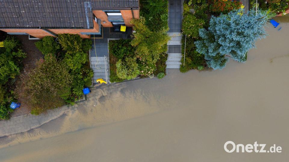 Am Niederrhein verwandelten sich Straßen in Wasserlandschaften. Bild: Christoph Reichwein/dpa