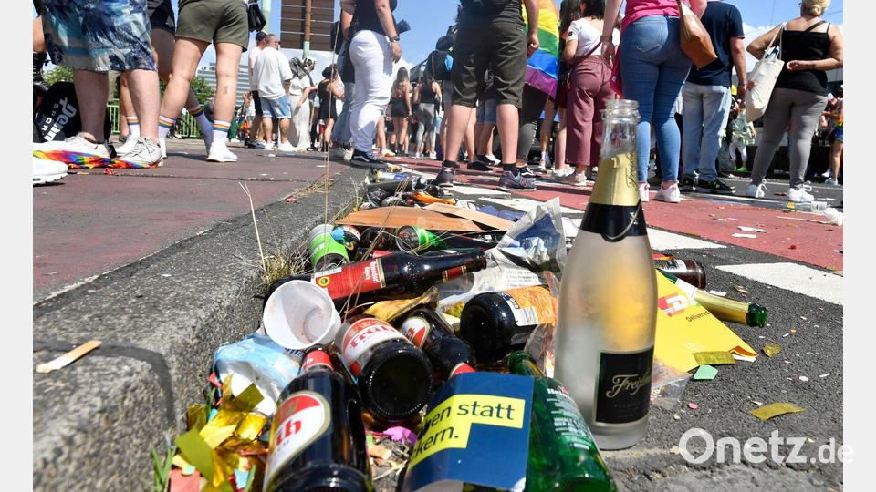 In Köln liegen leere Pfandflaschen am Straßenrand. (Archivbild) Bild: Roberto Pfeil/dpa