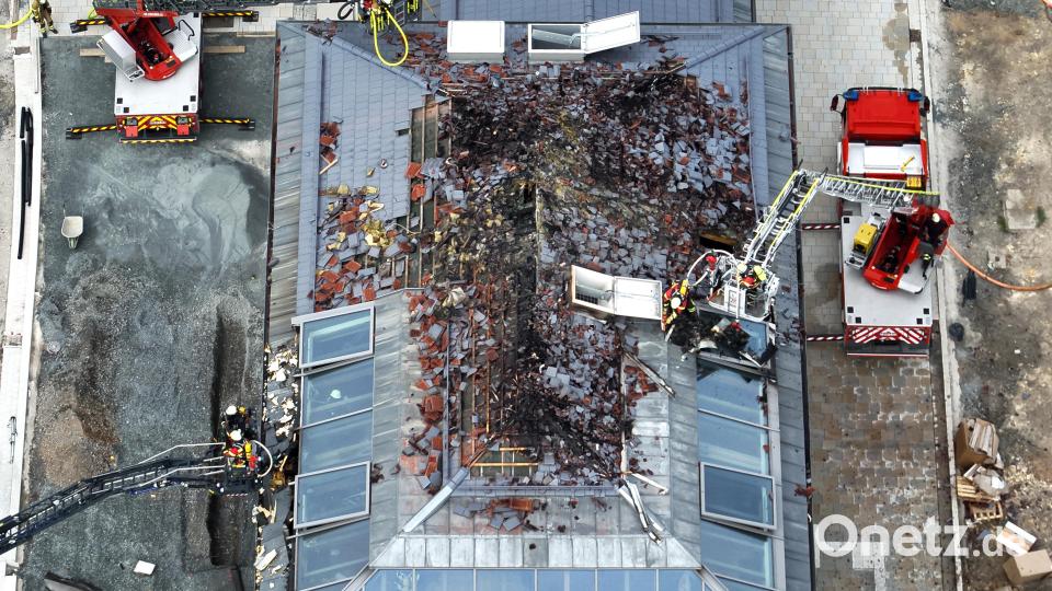 Das Feuer im Obergeschoss des Bahnhofes, der künftige Kulturbahnhof in Wiesau, hat das Dach nahezu vollständig zerstört. Bild: Feuerwehr Wiesau/Nico Tretter/exb