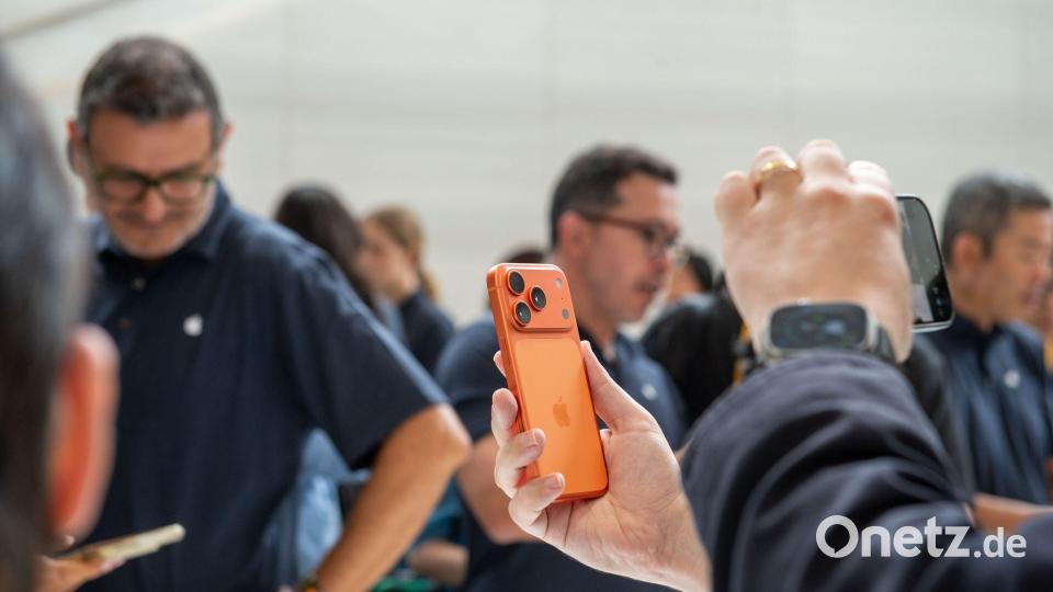 Das iPhone 17 Pro in der neuen Farbe Orange bekam besondere Aufmerksamkeit. Bild: Andrej Sokolow/dpa