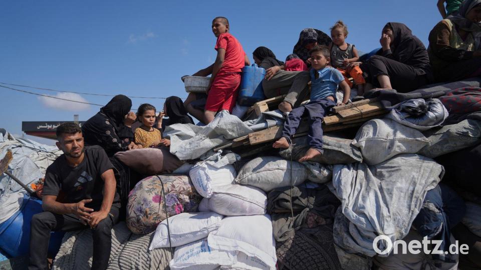 Palästinenser im Gazastreifen auf der Flucht. Bild: Jehad Alshrafi/AP/dpa