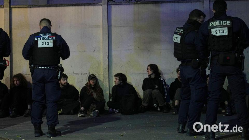 Dutzende Menschen wurden in Paris festgenommen. Bild: Thibault Camus/AP/dpa