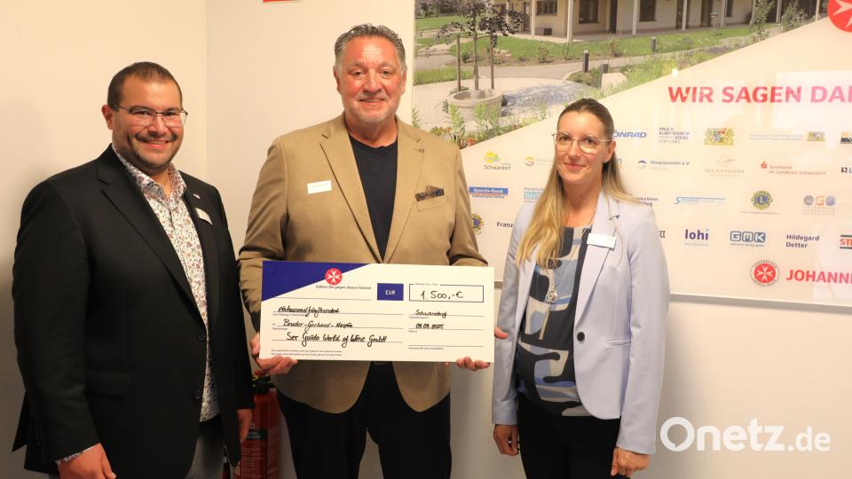 Guido Gottwald (Mitte) überreichte nach der Enthüllung der Sponsorentafel an Tobias Karl (links) und Katharina Saalbeck (rechts) einen Scheck über 1500 Euro. Bild: Walk
