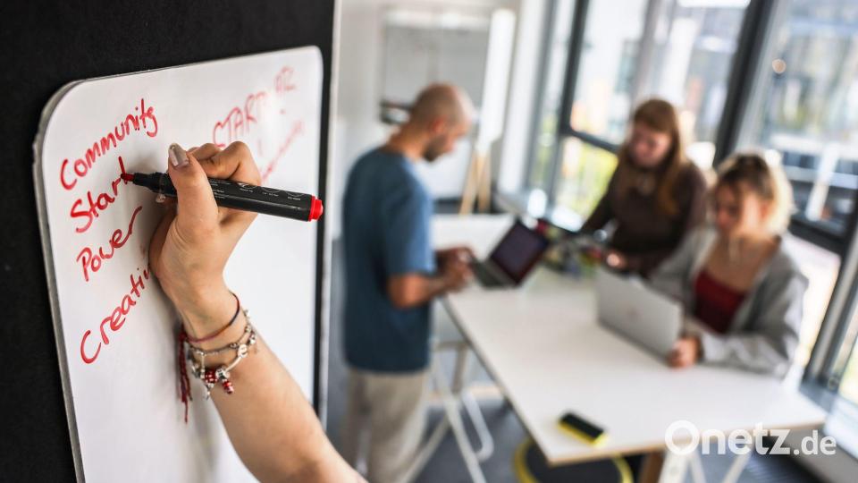 In der Wirtschaftskrise sparen etablierte Unternehmen - das trifft Start-ups. (Archivbild) Bild: Oliver Berg/dpa