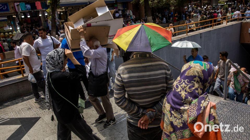 Unter der Sommerhitze suchen Menschen in der iranischen Hauptstadt nach Schatten. (Archivbild) Bild: Alireza Masoumi/ISNA/dpa