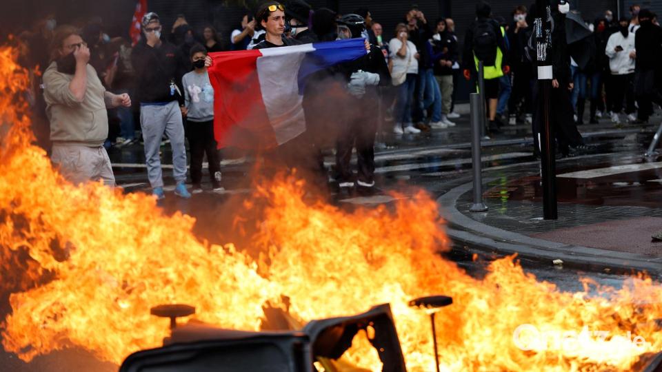 Vielerorts gab es Feuer auf öffentlichen Straßen. Bild: Jean-Francois Badias/AP/dpa