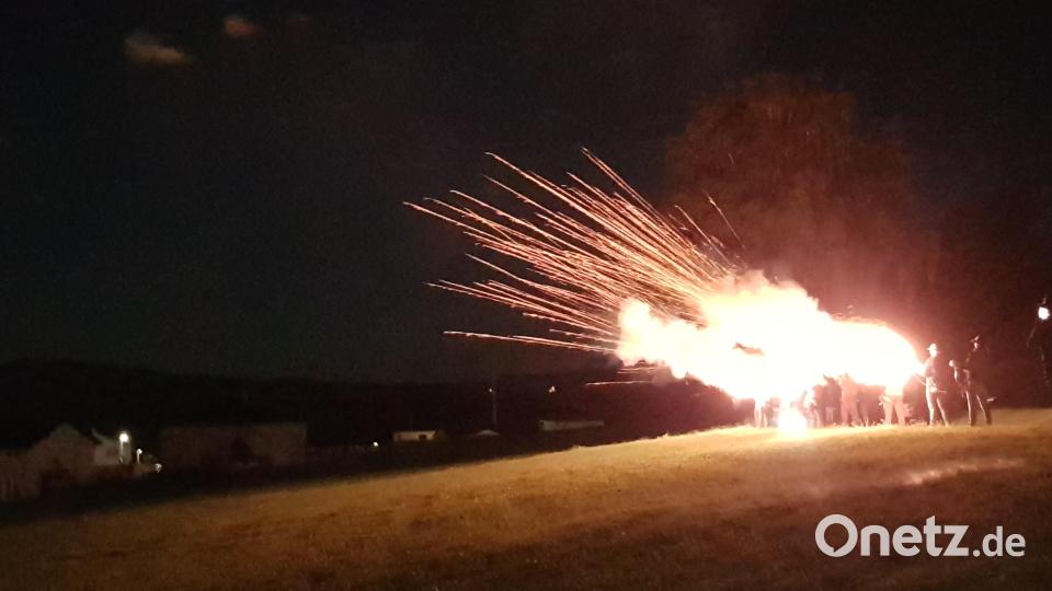 Feuerblumen erhellten den Himmel über Moosbach. Zwölf Böllerschützen nahmen an dem Spektakel teil. Bild: gi
