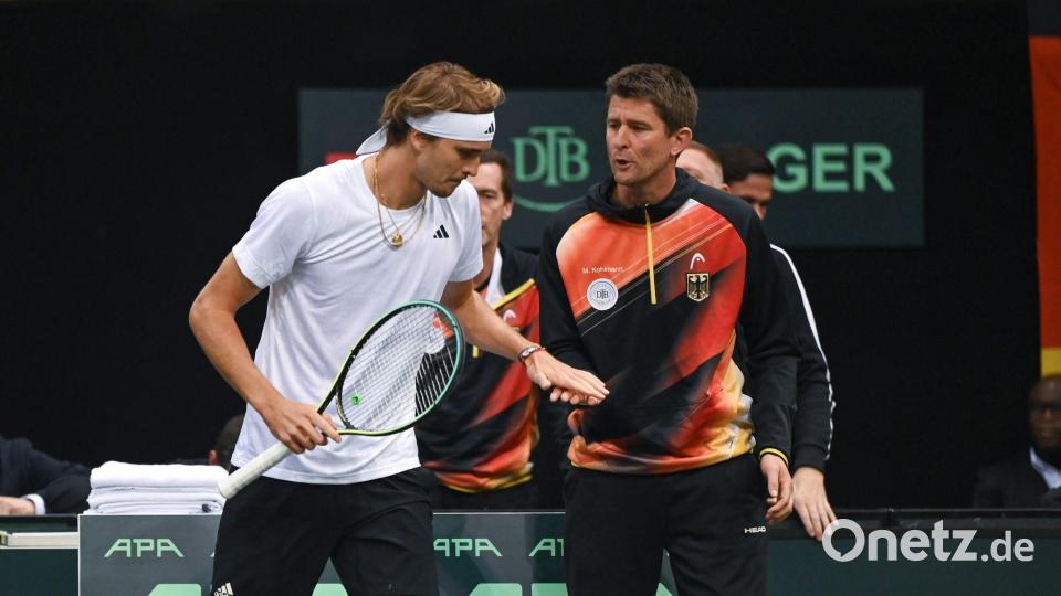 Davis-Cup-Teamchef Michael Kohlmann (r) muss in Japan ohne Alexander Zverev (l) auskommen. (Archivbild) Bild: Harald Tittel/dpa