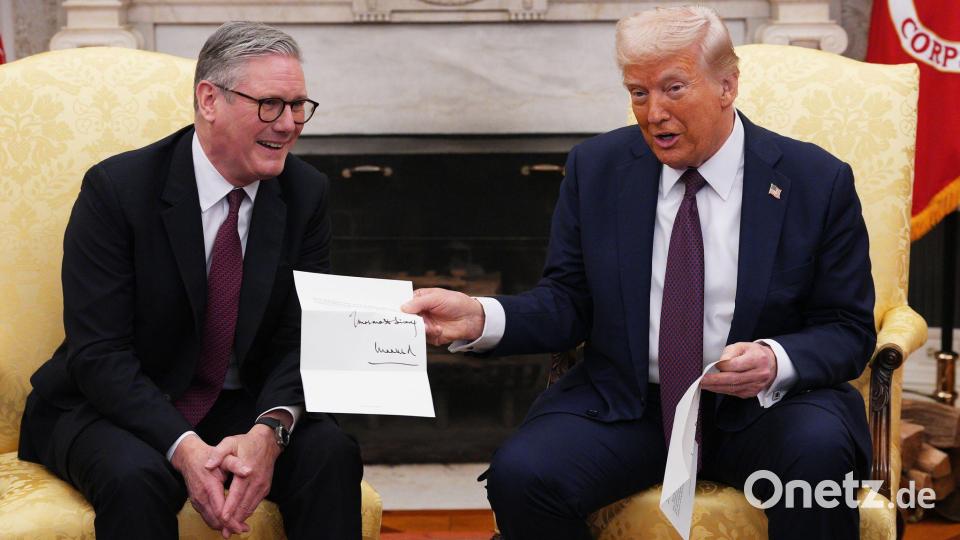 Der britische Premier Starmer überreichte US-Präsident Trump die Einladung zum Staatsbesuch bei einem Besuch im Weißen Haus. (Archivfoto) Bild: Carl Court/PA Wire/dpa