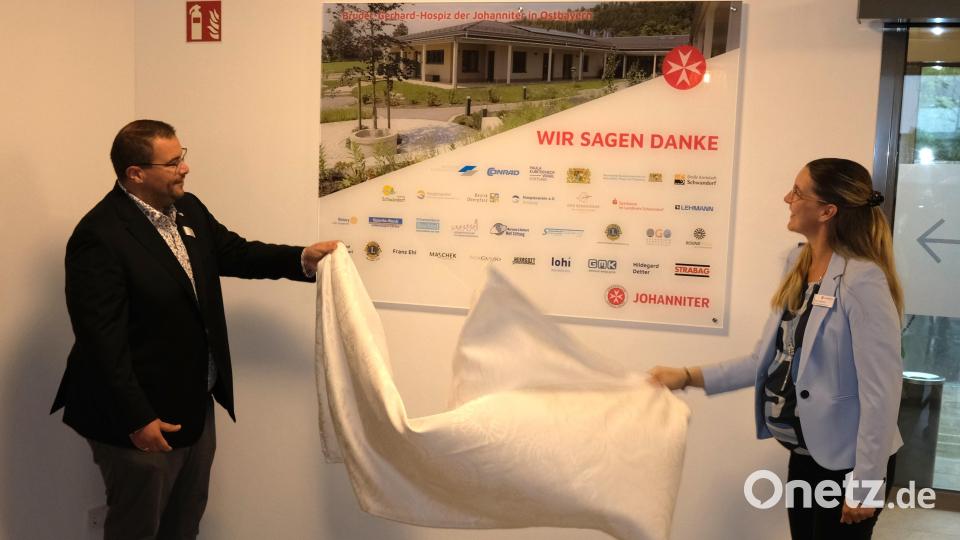 Johanniter-Regionalvorstand Tobias Karl (links) und Einrichtungsleiterin Katharina Salbeck (rechts) enthüllten am Dienstag im Bruder-Gerhard-Hospiz in Schwandorf eine Tafel mit den Namen der Sponsoren. Bild: Hirsch