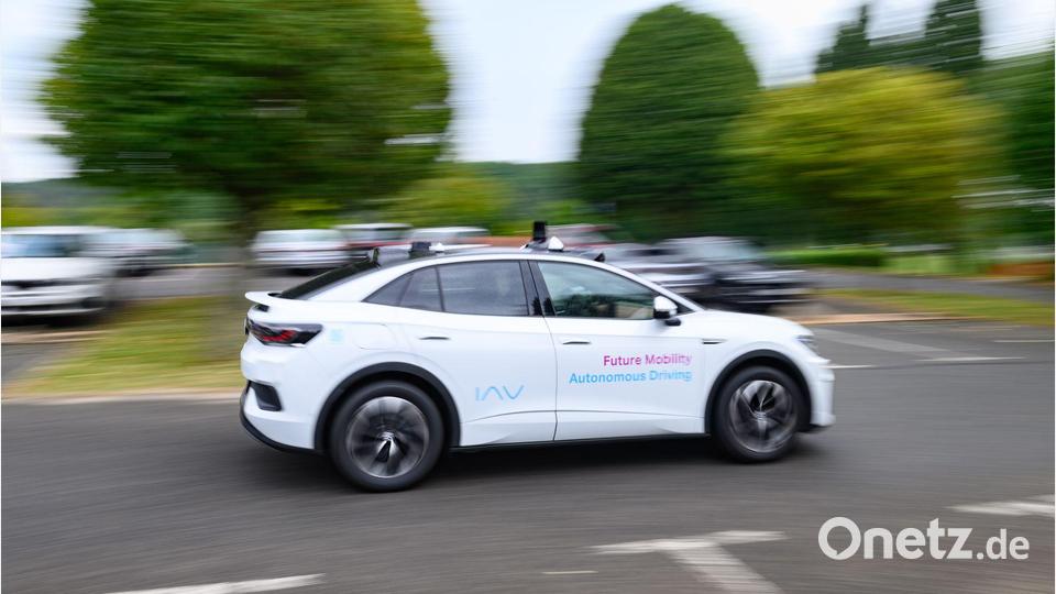 Auch beim autonomen Fahren stellen sich Fragen der Produkthaftung. (Symbolbild) Bild: Robert Michael/dpa