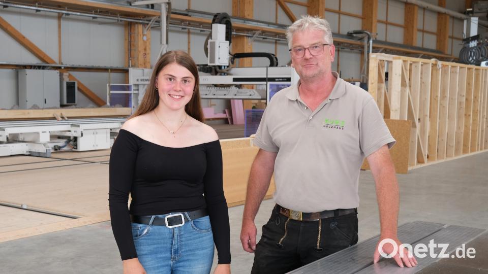 Christiane Ring war die beste Absolventin der Zimmerer-Innungen Schwandorf/Amberg/Cham. Ausgebildet wurde sie im Betrieb von Richard Kurz in Schwarzenfeld. Bild: Hirsch