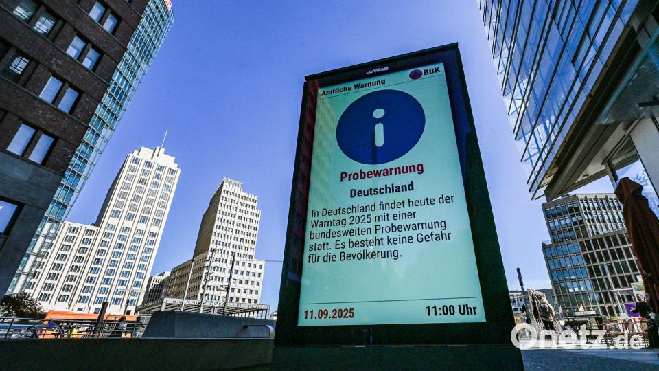 Zum Bundesweiten Warntag 2025 erscheint auf dem Bildschirm einer Werbetafel am Potsdamer Platz ein Hinweis auf die Probewarnung in Deutschland. Bild: Jens Kalaene/dpa
