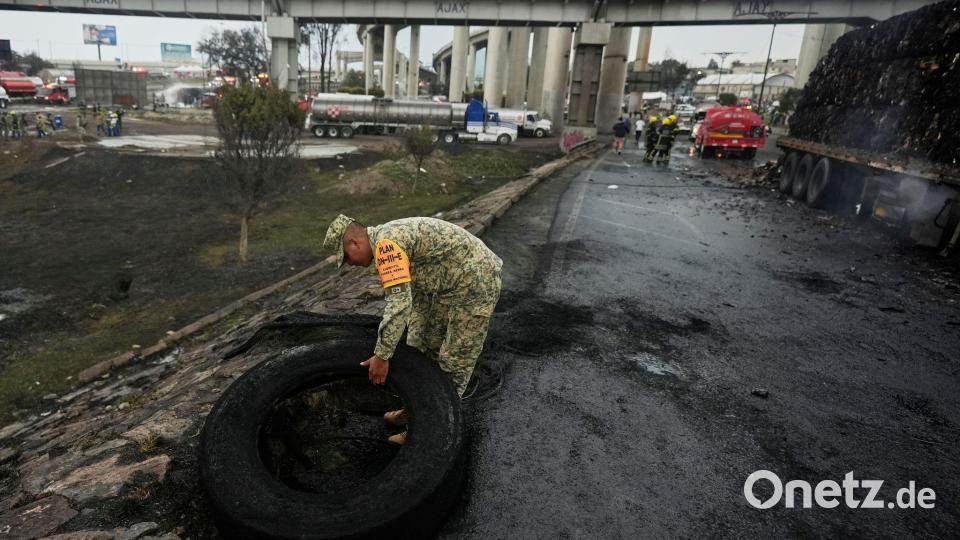Dutzende Fahrzeuge gerieten nach der Explosion in Brand. Bild: Fernando Llano/AP/dpa