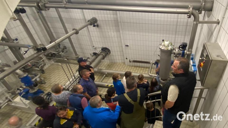Wasserwart Alfred Frischmann erläuterte in Kleingruppen die Technik im Hochbehälter. Bild: amö