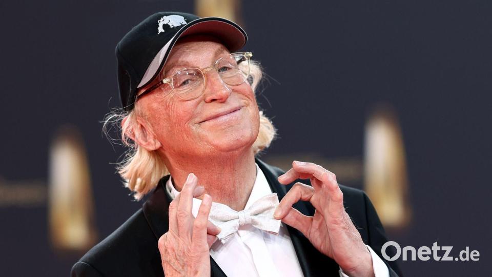 Komiker Otto Waalkes kommt zur Verleihung des Deutschen Fernsehpreises. Bild: Rolf Vennenbernd/dpa