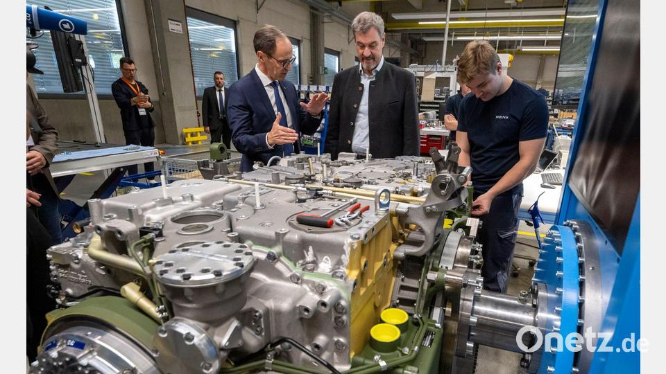 Vorstandschef Alexander Sagel stellt Bayerns Ministerpräsident Markus Söder (CSU) die neue modulare Produktion des Panzergetriebeherstellers Renk vor. Bild: Peter Kneffel/dpa